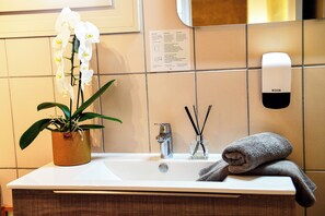 Superior Double Room, Garden View | Bathroom - Le Mas Des Aigras - Hôtel & Restaurant (Orange)