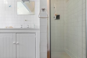 Douche, sèche-cheveux, serviettes fournies