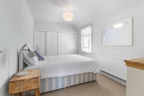 3 chambres, fer et planche à repasser, lit de bébé portatif