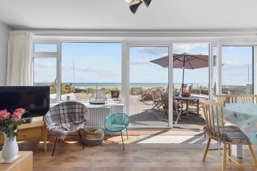 Beachfront Bungalow in Pevensey Bay with Sea View