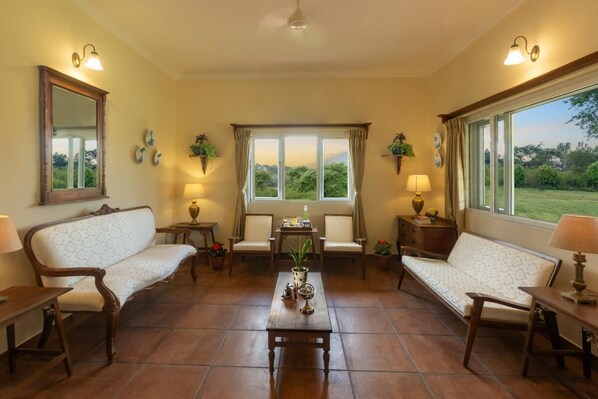 Coin salon dans le hall