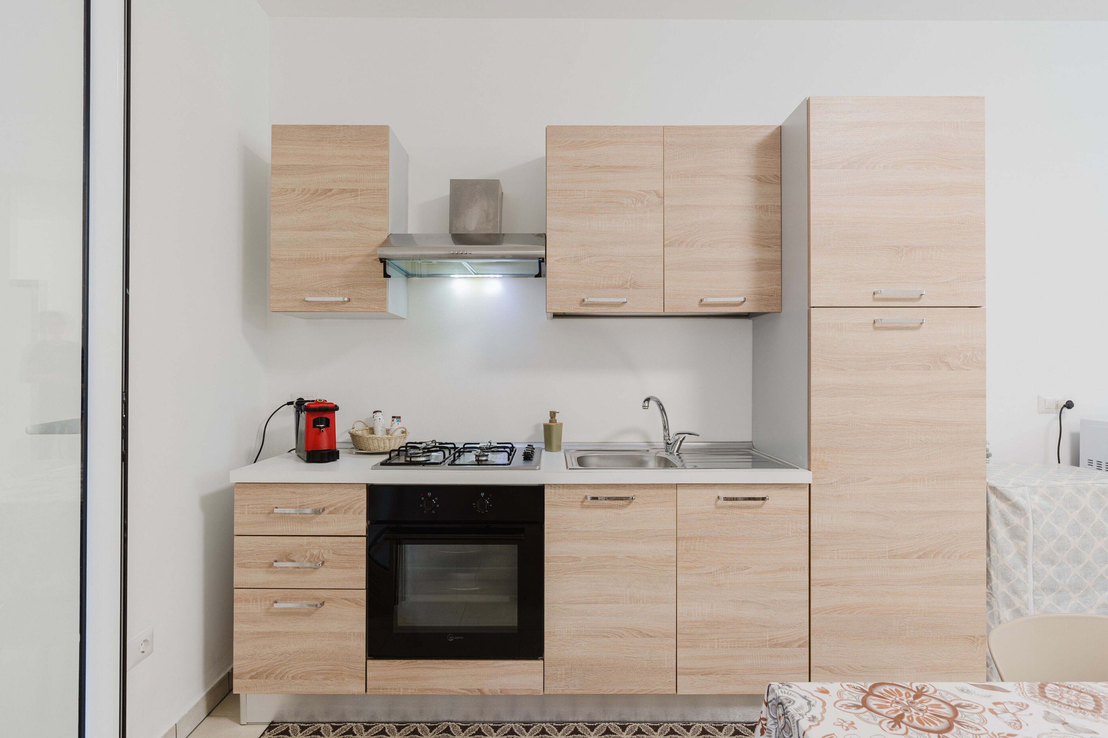 Frigorifero, forno, piano cottura, pentole/stoviglie/utensili