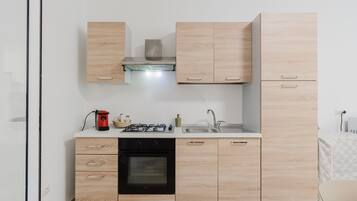 Frigorifero, forno, piano cottura, pentole/stoviglie/utensili