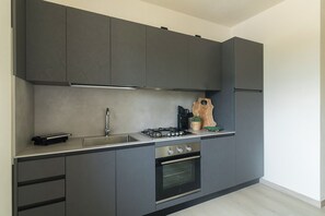 Kühlschrank, Ofen, Geschirrspüler, Wasserkocher mit Kaffee-/Teezubehör