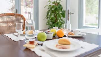 Daily cooked-to-order breakfast (EUR 20 per person)