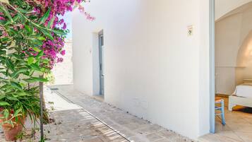 Romantic Room, Patio