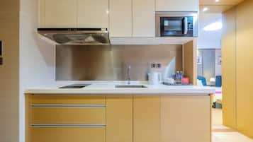 Réfrigérateur, micro-ondes, plaque de cuisson, bouilloire électrique