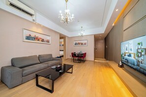 Minibar, coffres-forts dans les chambres, bureau