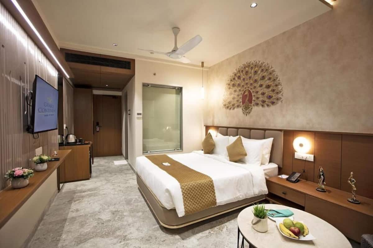 In-room safe, desk, laptop workspace, blackout curtains