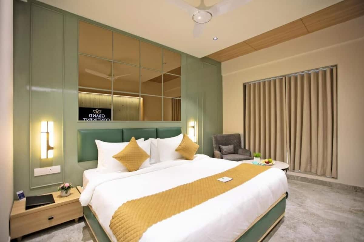 In-room safe, desk, laptop workspace, blackout curtains