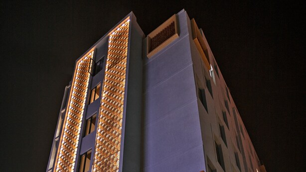 Overnatningsstedets facade – aften/nat