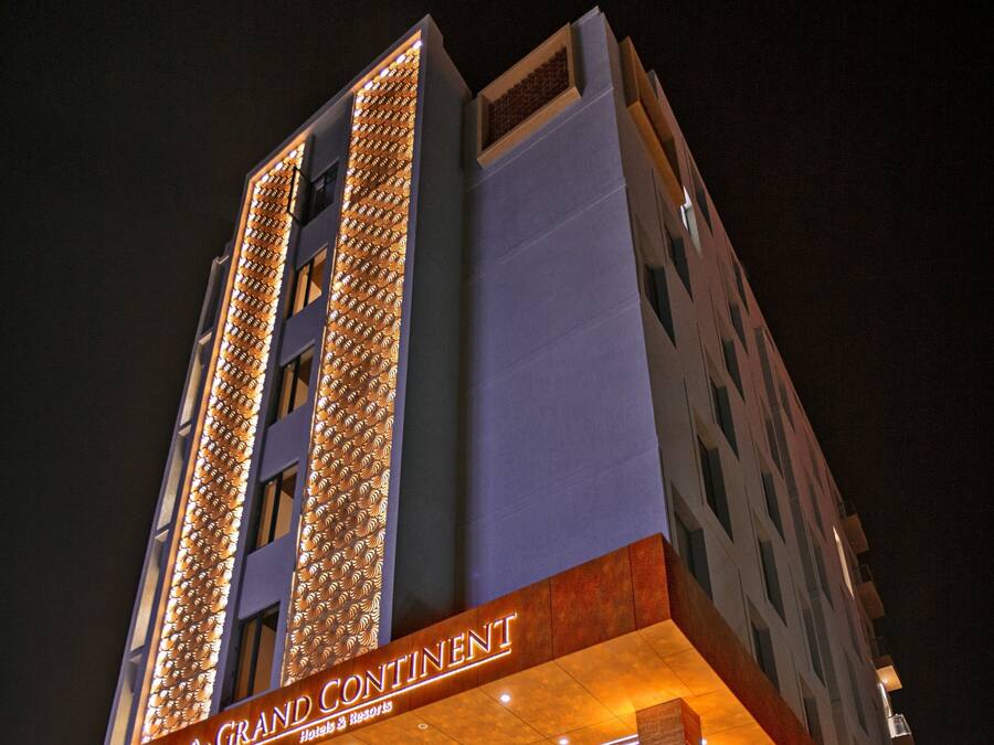 Fachada de la propiedad por la tarde o noche