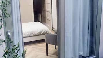 1 slaapkamer, een kluis op de kamer, een bureau