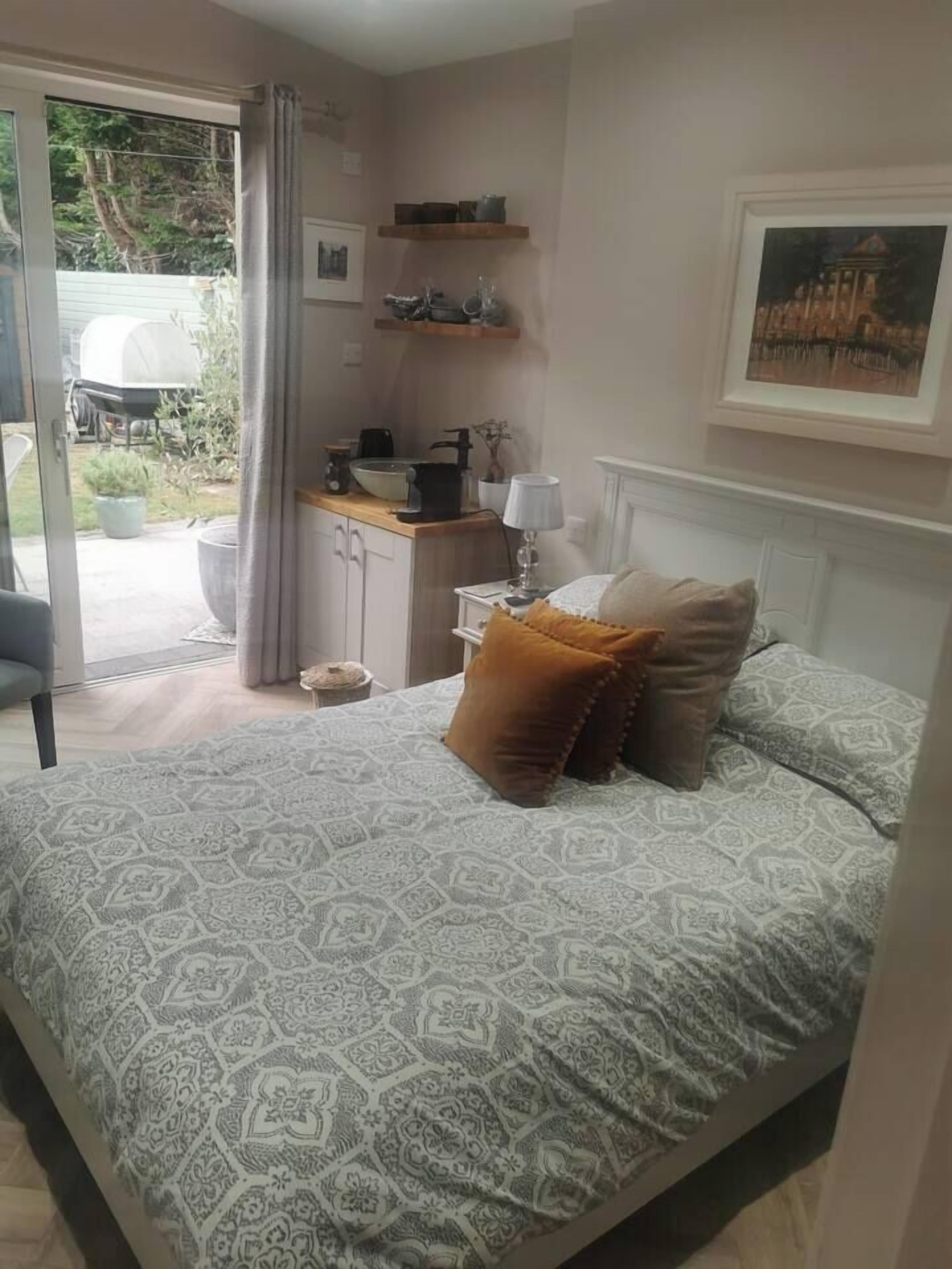 1 Schlafzimmer, Zimmersafe, Schreibtisch, Bügeleisen/Bügelbrett