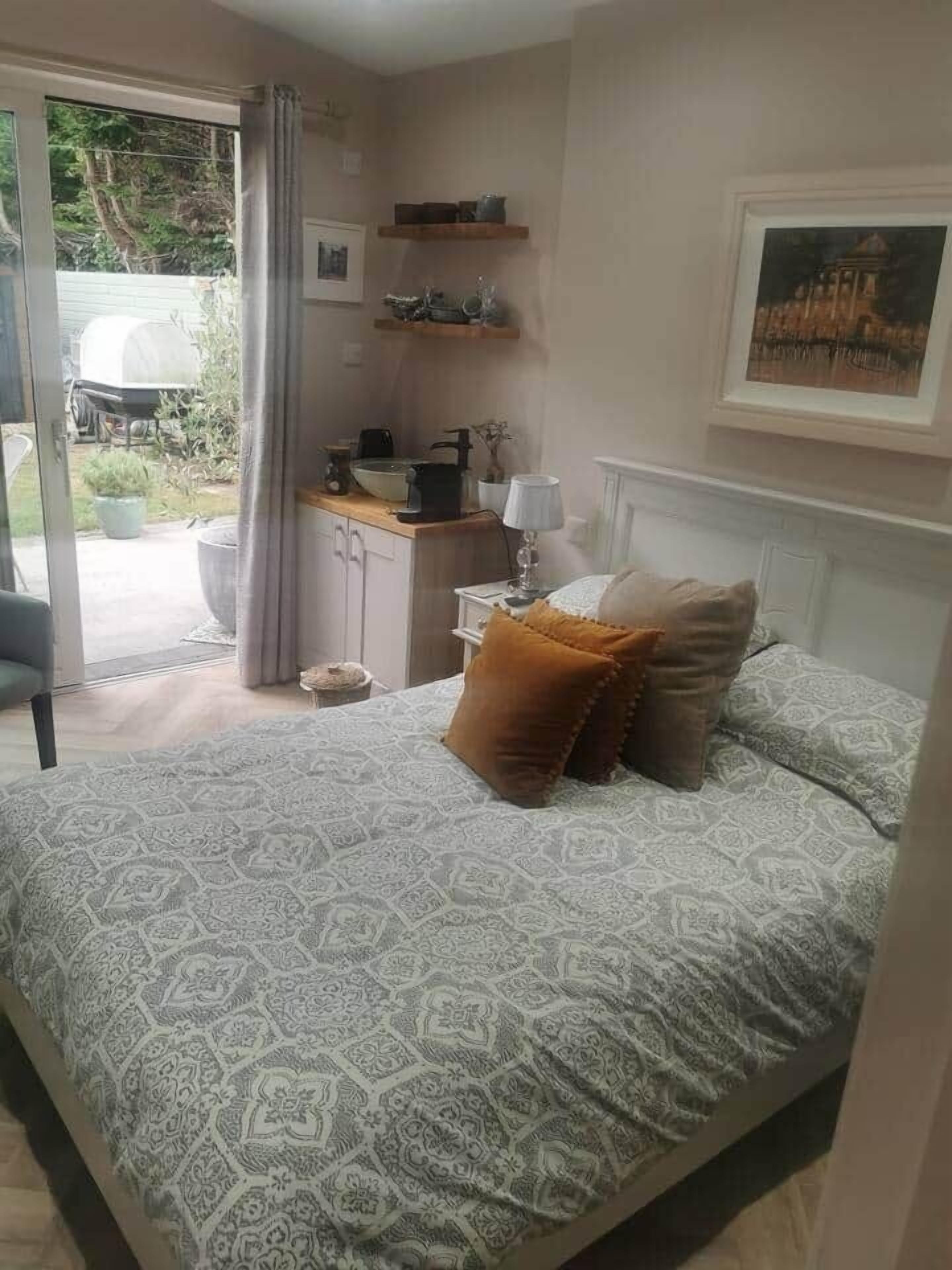 1 habitación, caja de seguridad en la habitación y escritorio 