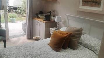 1 habitación, caja de seguridad en la habitación y escritorio