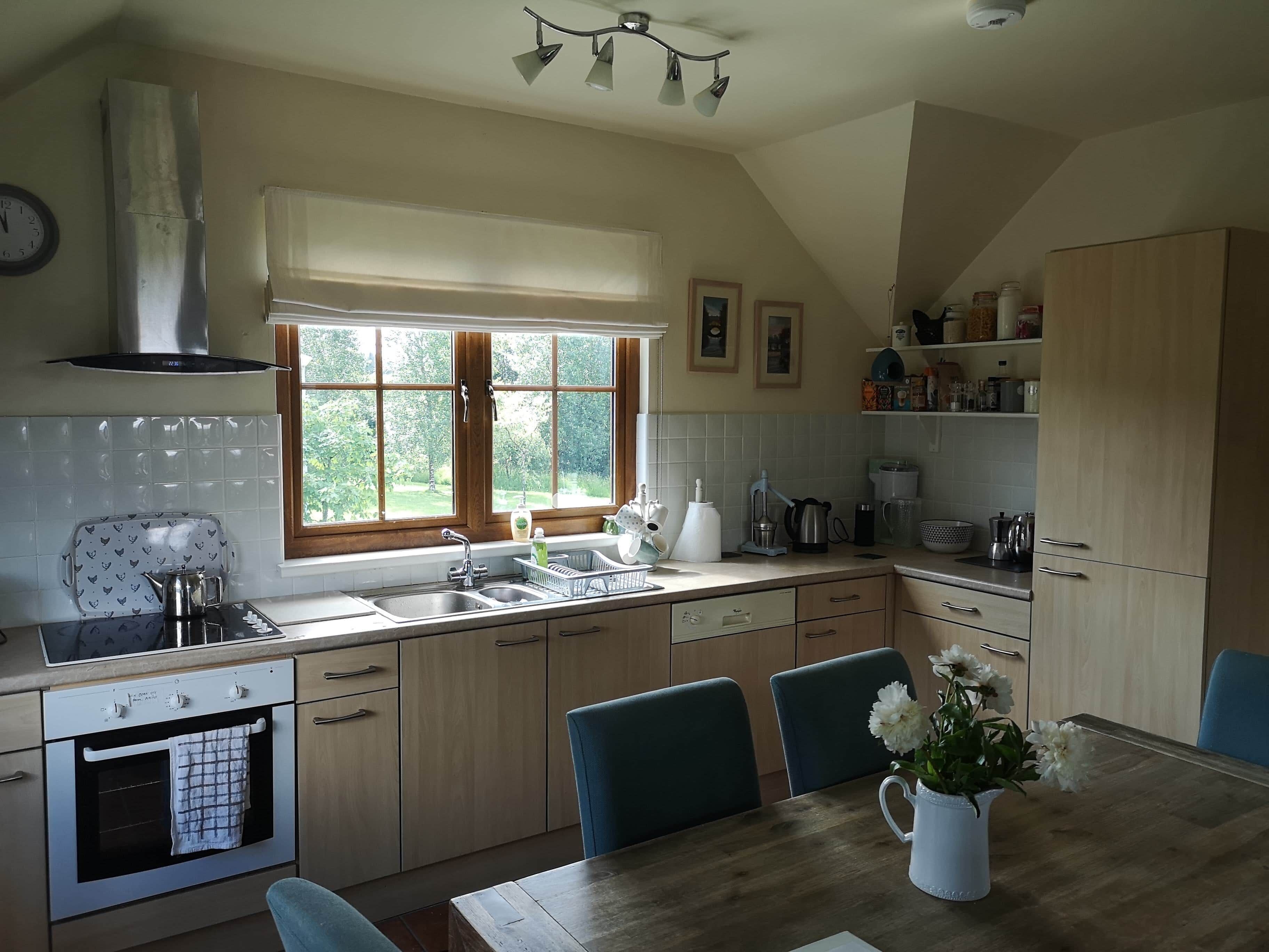 Een koelkast, een microgolfoven, een oven, een kookplaat