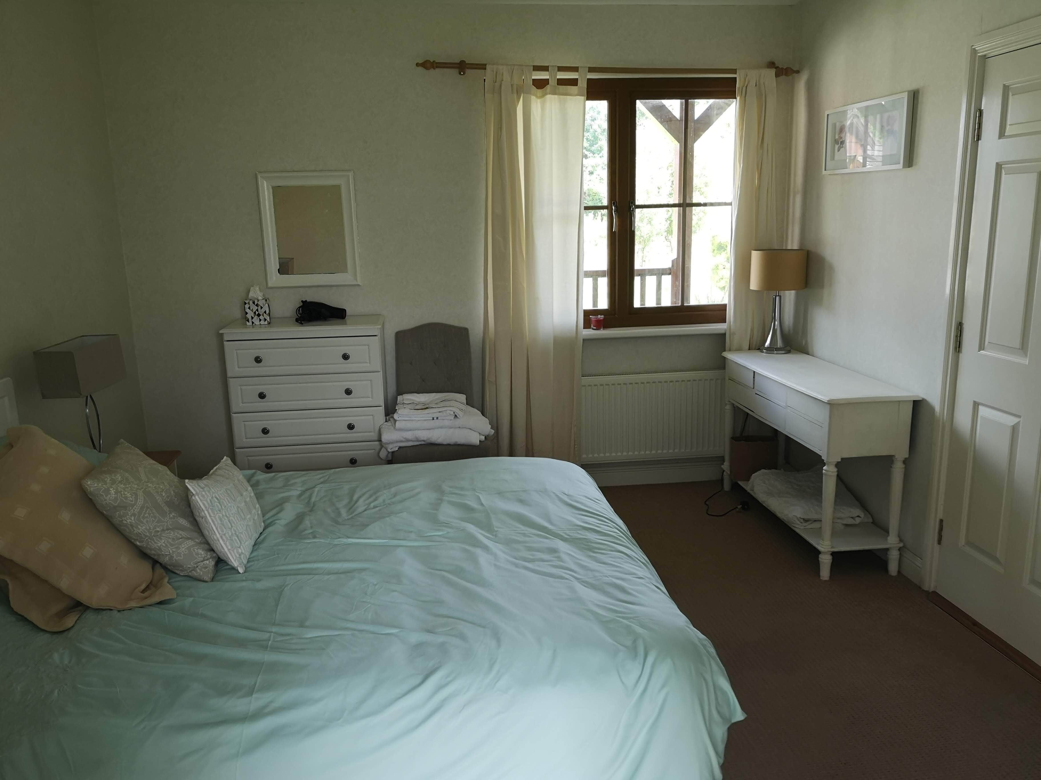 4 多间卧室、客房内保险箱、办公桌、熨斗/熨衣板