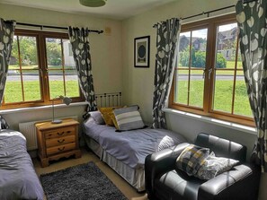 4 Schlafzimmer, Zimmersafe, Schreibtisch, Bügeleisen/Bügelbrett