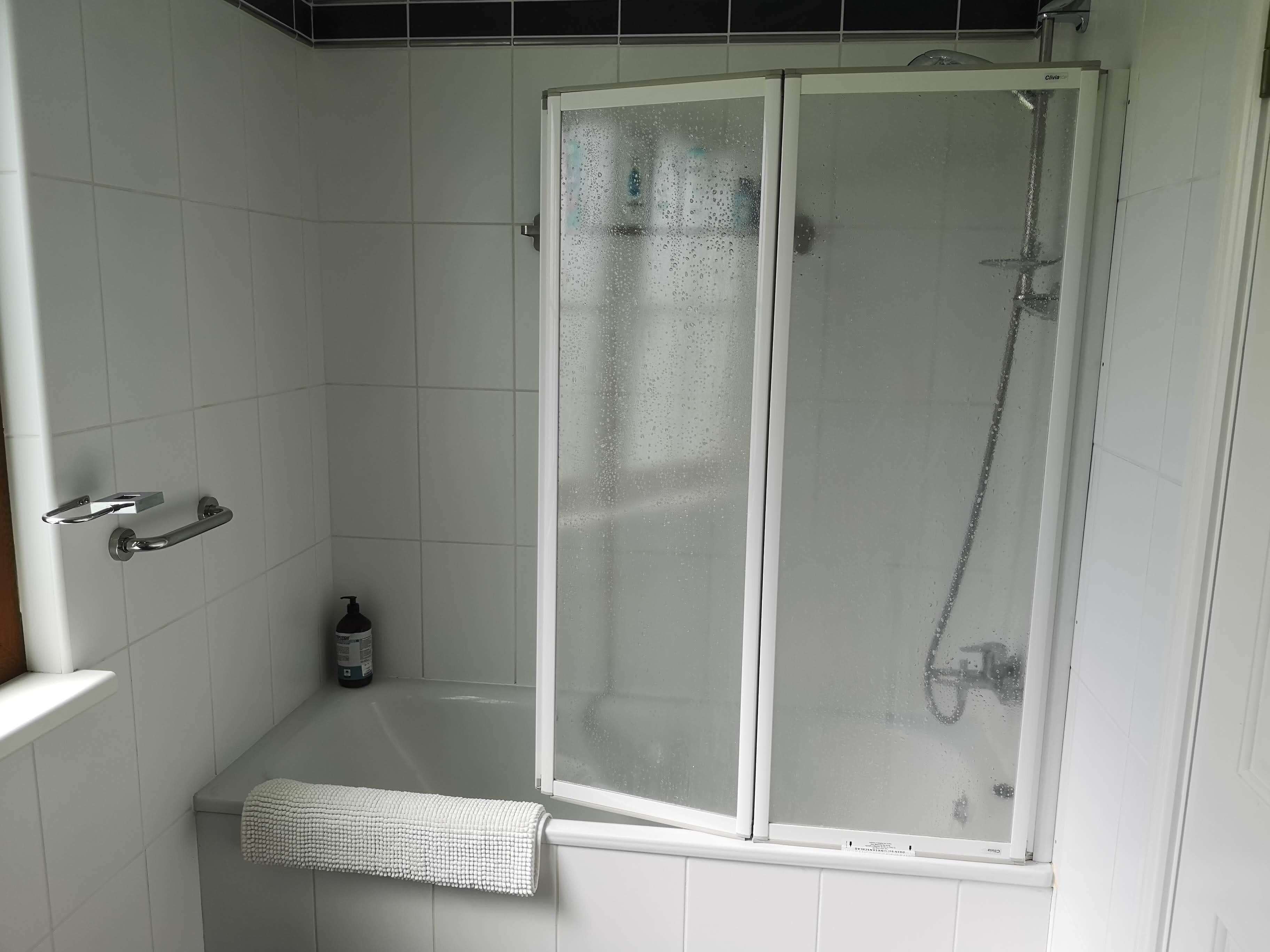 Dutxa, assecador de cabells, tovalloles i sabó 