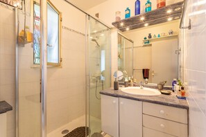 Douche, séchoir à cheveux, serviettes fournies