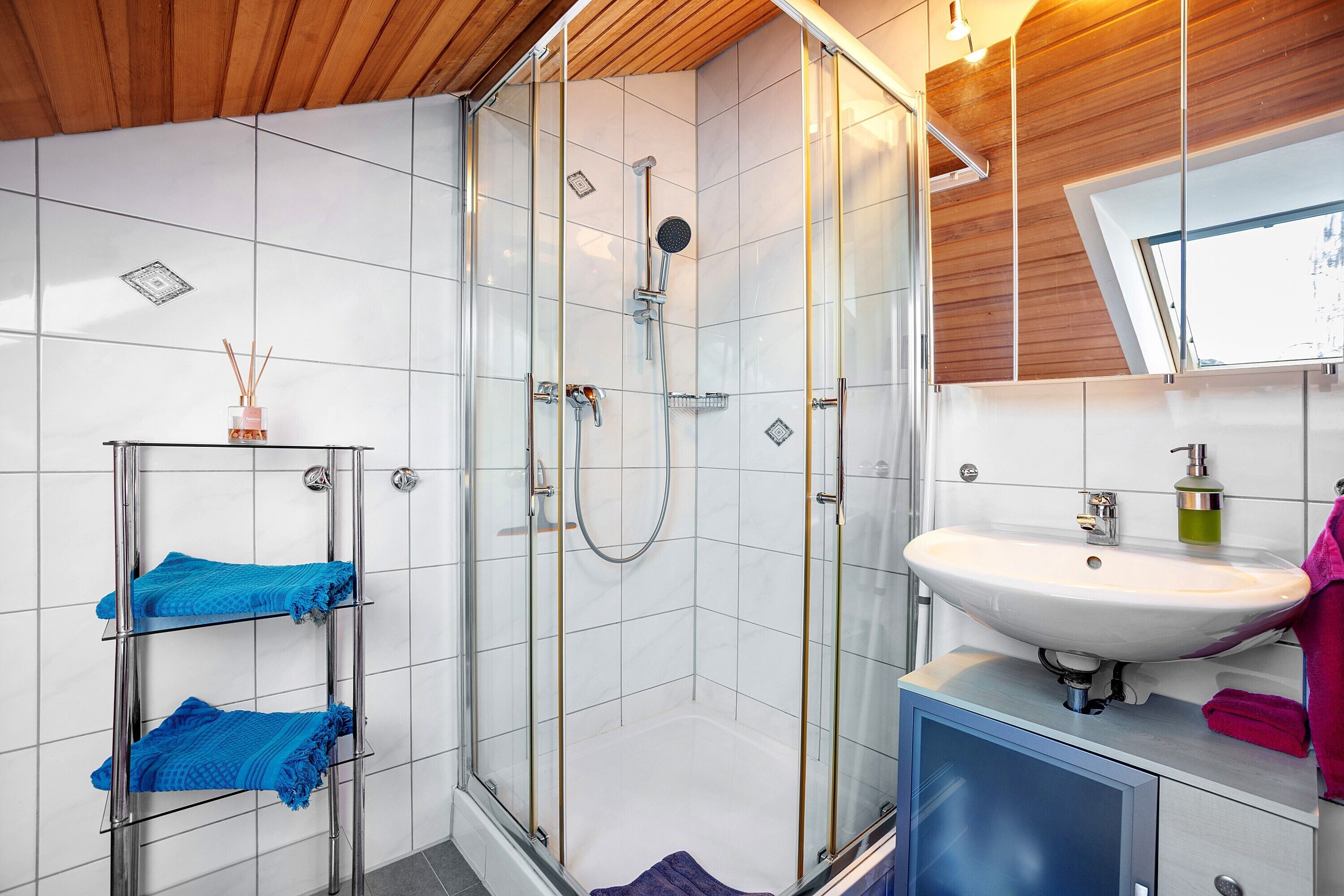 Een douche, een haardroger, handdoeken
