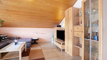 Fernseher, Kamin, DVD-Player, Stereoanlage