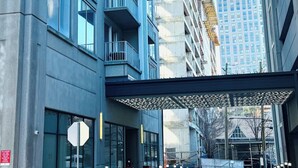 Un bâtiment moderne doté de grandes fenêtres et d’un espace d’entrée abrité.