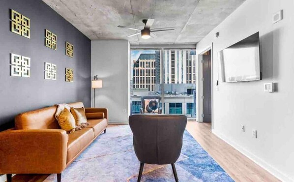 TV, offices - Enjoy a stylish experience! This is a great location for anyone who is looking to relax and enjoy what the city has to offer. (Atlanta)