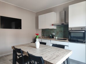Un four, surface de cuisson, lave-vaisselle