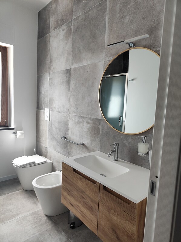 Douche, séchoir à cheveux, bidet, serviettes fournies