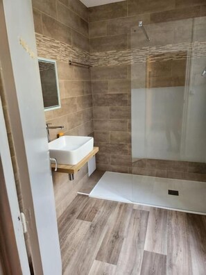 Comfort-Doppel- oder -Zweibettzimmer, Blick auf den Innenhof | Badezimmer