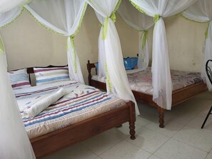 Standard-Vierbettzimmer, Gartenblick | Kostenloses WLAN, Bettwäsche