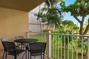 Outdoor dining - Escape to Family Fun and Island Bliss at WorldMark Kihei- 1 Bedroom (Kihei)