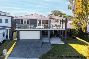 Exterior - Diamond Head Manor - Pool, Water Views, Central (Budgewoi)