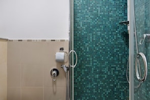 Douche, sĂšche-cheveux, serviettes fournies