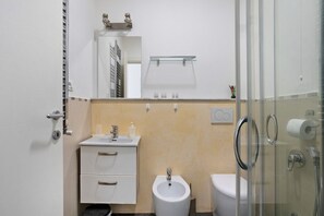Dusche, Haartrockner, Handtücher