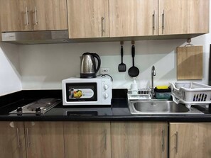 冷蔵庫、電子レンジ、コーヒー / ティーメーカー、調理器具と食器