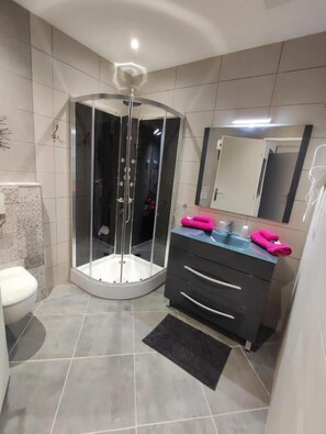 Comfort Apartment, City View | Bilik Mandi | Pancuran mandi, pengering rambut, tuala disediakan, sabun 
