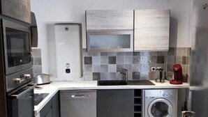 Comfort Διαμέρισμα, Θέα στην Πόλη | Ιδιωτική κουζίνα