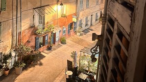 Μια αυλή με κτίρια, ένας φανός του δρόμου και μια πινακίδα.