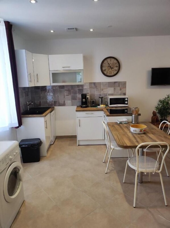 Departamento Confort, vista a la ciudad | Cocina privada | Refrigerador con congelador, microondas, horno y parrilla de estufa 