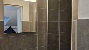 Dusche, Handtücher, Seife, Toilettenpapier