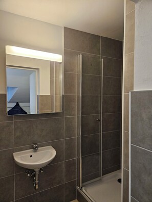 Douche, serviettes fournies, savon, papier toilette