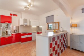 Fridge, microwave, oven, stovetop - Vacation 'Bungalow En Playa Del Inglés' with Shared Pool, Private Terrace and Wi-Fi (Playa del Inglés)