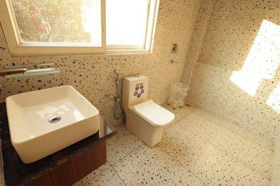 Kylpyhuoneessa on suuri pesuallas, wc ja ikkuna, josta tulee luonnonvaloa.