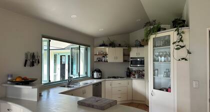 Sunny Family Retreat- Children and Pet Friendly