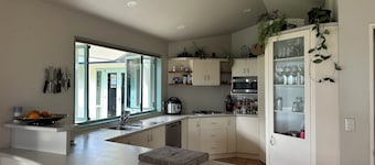 Sunny Family Retreat- Children and Pet Friendly