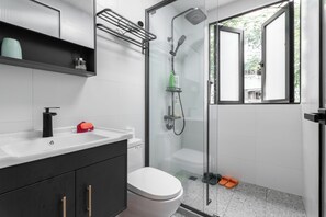 Suite, 2 chambres | Salle de bain | Douche, articles de toilette gratuits, sèche-cheveux, chaussons