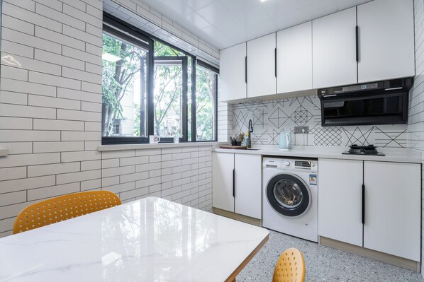 Suite, 2 habitaciones | Cocina privada | Frigorífico, microondas, arrocera y utensilios de cocina